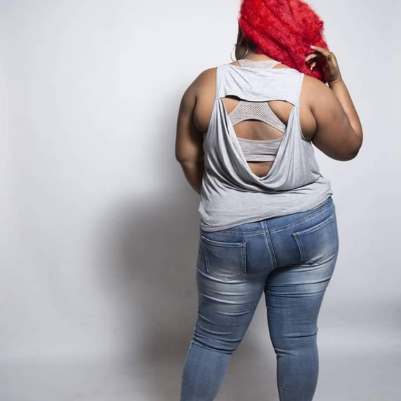 💥 CLOSET CLOSING SALE 💥 FREE LEGGINGS 💥 Ladies Tank Tee - Picture 3 of 5